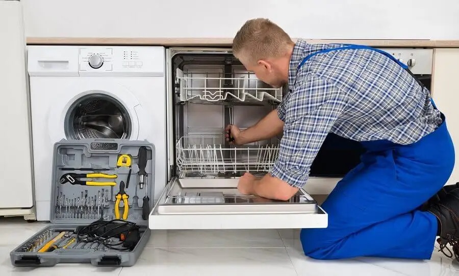 Gümüşova Termoteknik servisi teknisyen ekibi beyaz eşya tamiri yaparken